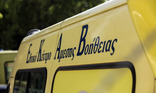 Tροχαίο στη Ρόδο: Έχασε τον έλεγχο και «καρφώθηκε» σε δέντρο (pics)