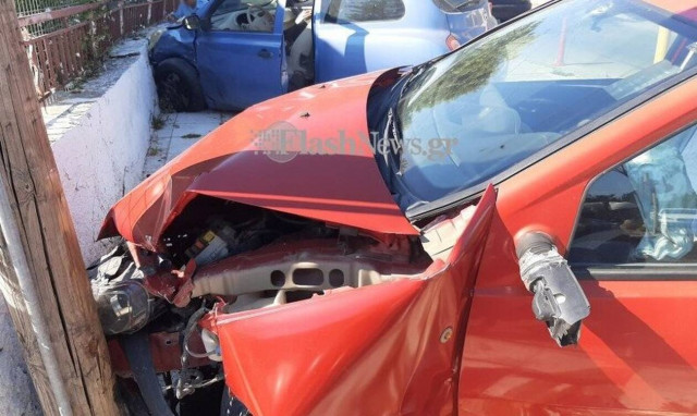 Τροχαίο στα Χανιά: Σύγκρουση δύο αυτοκινήτων - Το ένα κατέληξε σε μαντρότοιχο