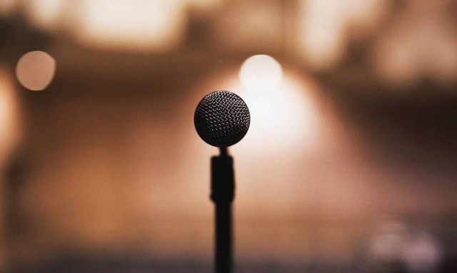 Έγκυος πασίγνωστη τραγουδίστρια (pics)