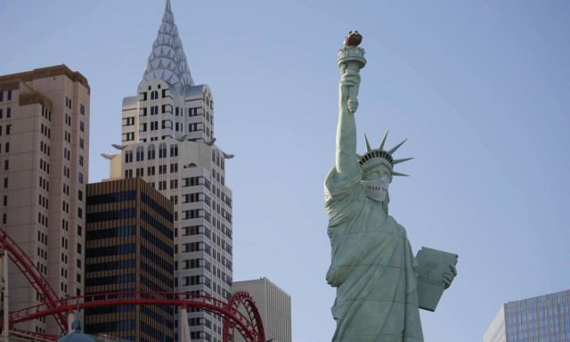 Κορονοϊός - Λας Βέγκας: Αντίγραφο του Αγάλματος της Ελευθερίας φοράει μάσκα (vid)