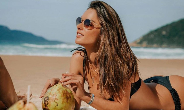 Η Αλεσάντρα Αμπρόσιο κάνει κόλπα με τη μπάλα και... τρελαίνει κόσμο (pics)