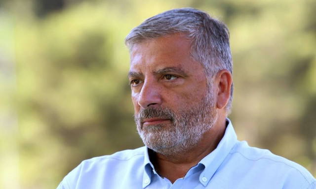 Η Περιφέρεια Αττικής αφαίρεσε διαφημιστικά πανό στη Λ. Μαραθώνος