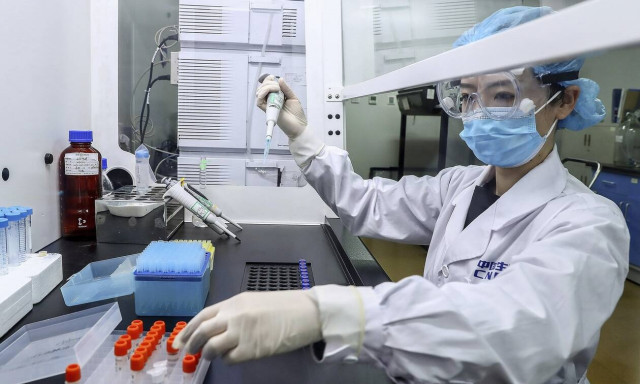 Κορονοϊός - Εμβόλιο της Οξφόρδης: Διπλό χτύπημα στον ιό - Πότε θα είναι διαθέσιμο