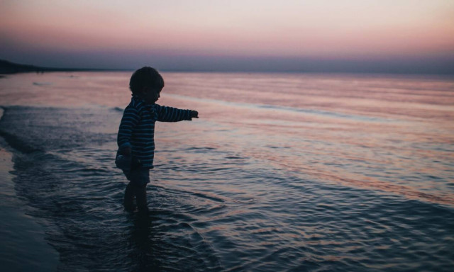 Πώς θα βοηθήσετε τα παιδιά σας να μην φοβούνται τη θάλασσα
