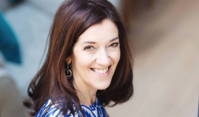 Πολιτογραφήθηκε Ελληνίδα η Βικτόρια Χίσλοπ, συγγραφέας του βιβλίου «το Νησί»