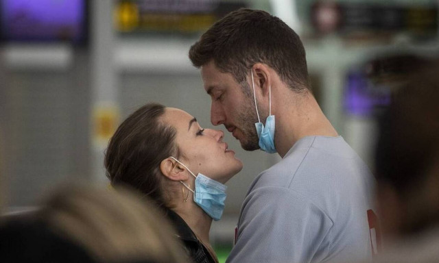 Κορονοϊός: Οι ειδικοί παροτρύνουν «να φιλάτε μόνο τους συντρόφους σας»