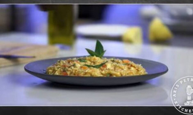 Άκης Πετρετζίκης: Νόστιμο κριθαράκι ολικής με ντομάτα και βασιλικό