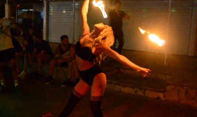 Δείτε την πιο «καυτή» ακροβάτισσα του πλανήτη (στην κυριολεξία)! (vid)