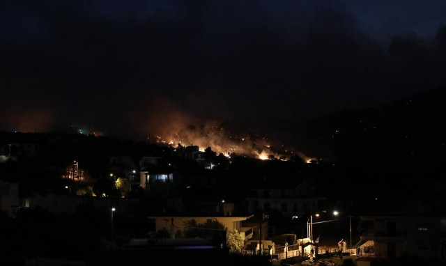 Φωτιά Κεχριές: Εκκενώνεται το μοναστήρι της Φανερωμένης Χιλιομοδίου