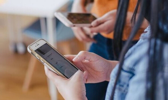 Doomscrolling: Η νέα απαγορευμένη τάση στα social media