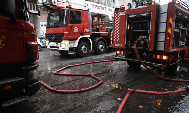 Πανικός στον Πειραιά: Φωτιά σε ισόγειο - Εγκλωβιστηκαν δύο άτομα
