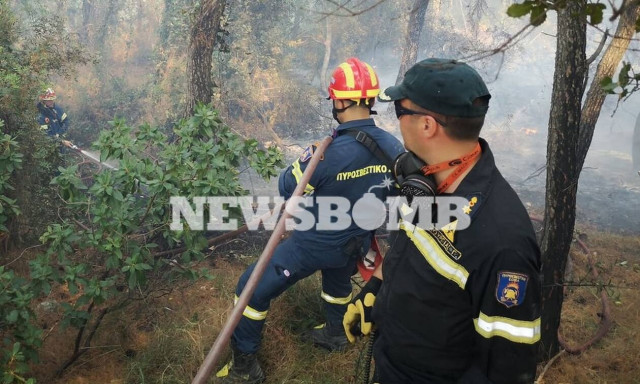 Φωτιά στις Κεχριές: Υπεράνθρωπες προσπάθειες για να σωθεί η Μονή Θεράποντος