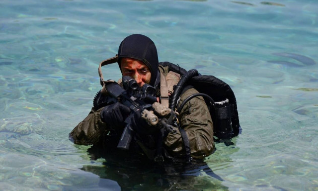 ΟΥΚ: Εντυπωσιακές εικόνες - Τα βατράχια της ΔΥΚ στέλνουν μήνυμα ποιος κάνει κουμάντο στο Αιγαίο