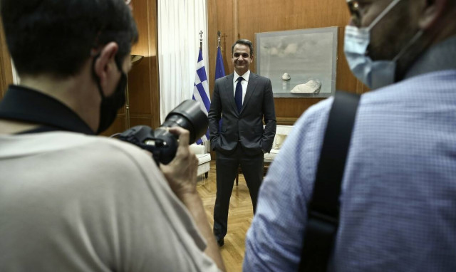 Μητσοτάκης προς πολιτικούς συντάκτες: Βεβαίως να πάτε διακοπές, ακόμα και στο Καστελόριζο