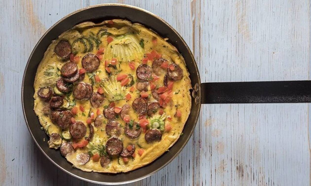 Άκης Πετρετζίκης: Φρουτάλια με κολοκυθοκορφάδες και λουκάνικο