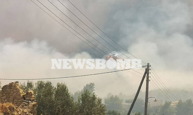 Φωτιά - Κορινθία: Εκτός ελέγχου η φωτιά - Εκκενώνονται οικισμός και κατασκήνωση