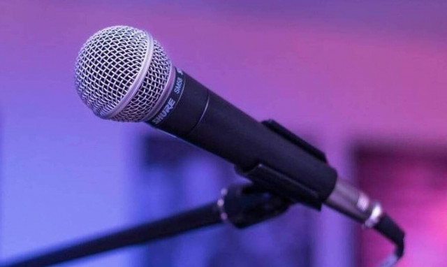 Πασίγνωστος μελαχρινός τραγουδιστής έβαψε τα μαλλιά του… ροζ (pics) 