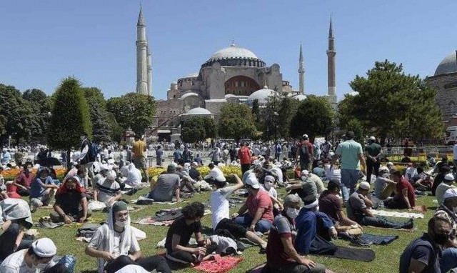 «Αλλαχού Ακμπάρ» ουρλιάζουν εξτρεμιστές έξω από την Αγία Σοφία