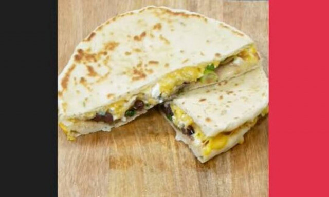 Άκης Πετρετζίκης: Νόστιμες και... ελληνικές quesadillas