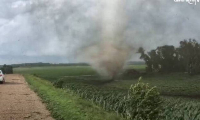 Βίντεο: Ανεμοστρόβιλος περνάει δίπλα ακριβώς από το αμάξι του!