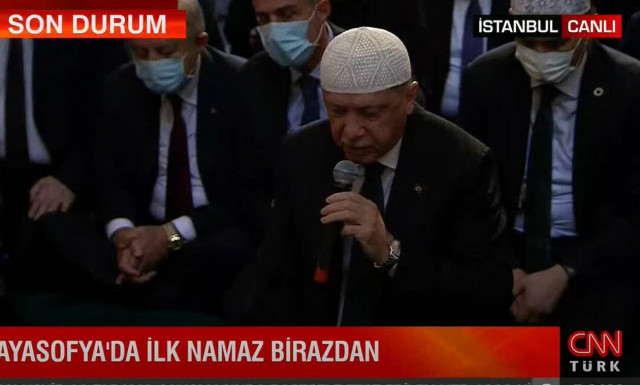 Αγία Σοφία: Ιστορική βεβήλωση από τον Ερντογάν - Έψαλε απόσπασμα από το Κοράνι
