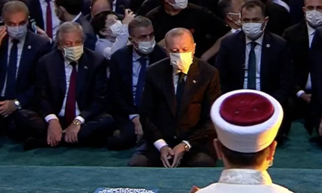 Αγία Σοφία – LIVE: Φιέστα της ντροπής από τον Ερντογάν - Προσευχήθηκε και έψαλλε και ο ίδιος