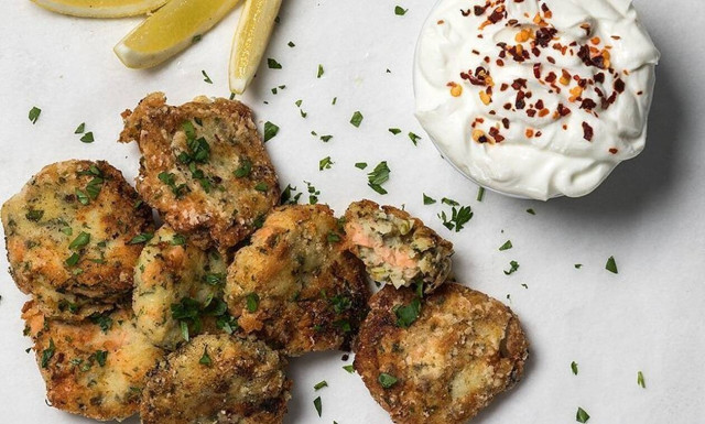 Άκης Πετρετζίκης: Πατατοκεφτέδες με σολομό