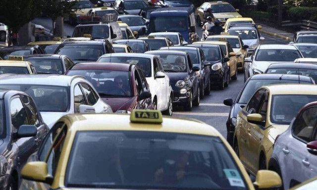 Αυτοκίνητο τυλίχθηκε στις φλόγες - Ουρές χιλιομέτρων στην Εθνική Οδό Αθηνών – Κορίνθου