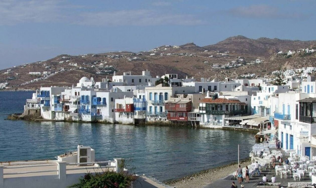 Μύκονος: Φρικτό τροχαίο με μία νεκρή - Δύο τζιπ βρέθηκαν στα βράχια (pics)