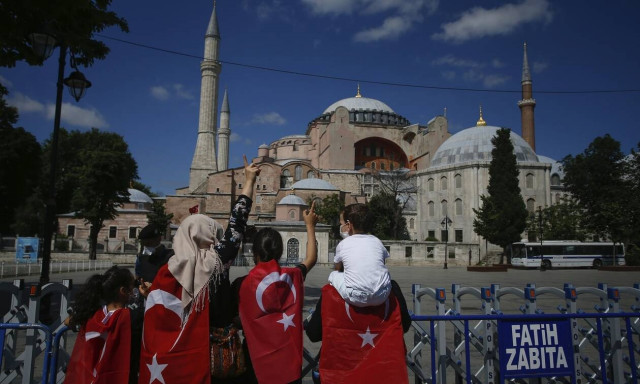 Le Figaro: «Η κοσμική χώρα του Κεμάλ Ατατούρκ, πέρασε»