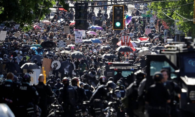 Νύχτα έντασης σε Πόρτλαντ και Σιάτλ – Συνεχίζονται οι κινητοποιήσεις κατά του ρατσισμού