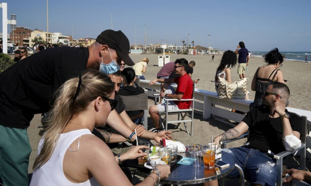 Ιταλία - κορονοϊός: Ο στρατός ελέγχει την τήρηση των κανόνων στις παραλίες