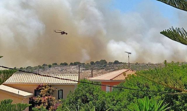 Δύο φωτιές στην Κεφαλονιά: Συναγερμός στην Πυροσβεστική (pics+vid)