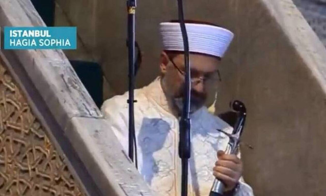 Αγία Σοφιά: Νέα πρόκληση από Τούρκο συγγραφέα για τον ιμάμη με το οθωμανικό ξίφος
