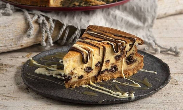 Άκης Πετρετζίκης: Λαχταριστή συνταγή για cheesecake στρατσιατέλα