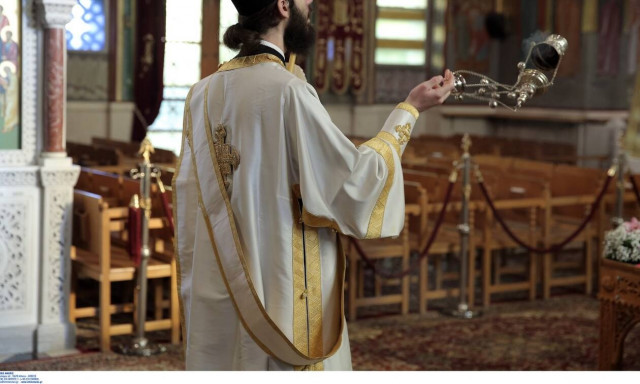 Ιερέας διέκοψε τη λειτουργία για πιστή που φορούσε μάσκα: «Δεν θέλω καρναβάλια»