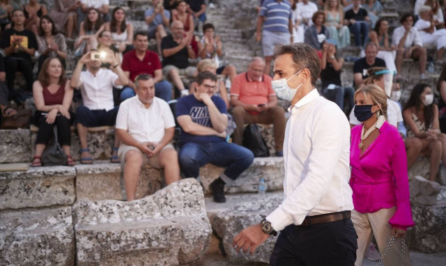 Παραδοχή Πέτσα: Ο πρωθυπουργός πήγε από την Αντίπαρο στην Επίδαυρο με στρατιωτικό ελικόπτερο