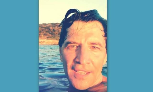 Ο Σάκης βουτάει στο νερό και δεν θα πιστεύεις τι… ψάχνει!