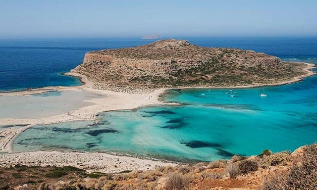 Σάλος με γνωστό μοντέλο - Ολόγυμνη στον Μπάλο (pics)