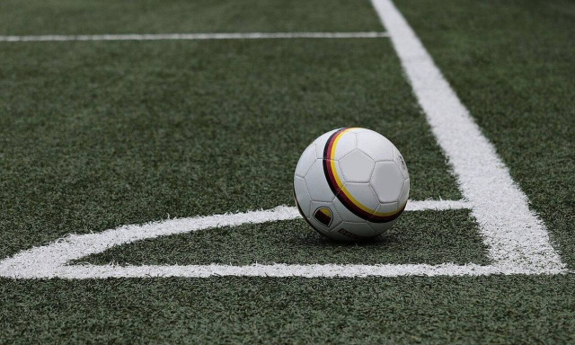 Ποδοσφαιριστής έκανε την ανάγκη του στο γήπεδο – Τον είδαν όλοι live