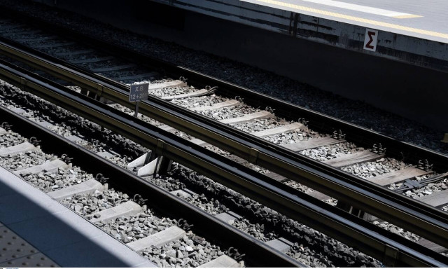 Συναγερμός στον ΗΣΑΠ: Πτώση άνδρα στις γραμμές του Ηλεκτρικού στο Θησείο