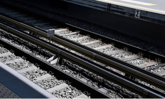 Man rescued after falling onto tracks at Thissio Station