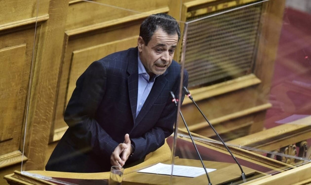 Σαντορινιός: Η κυβέρνηση καταργεί στην πράξη το Μεταφορικό Ισοδύναμο στα καύσιμα