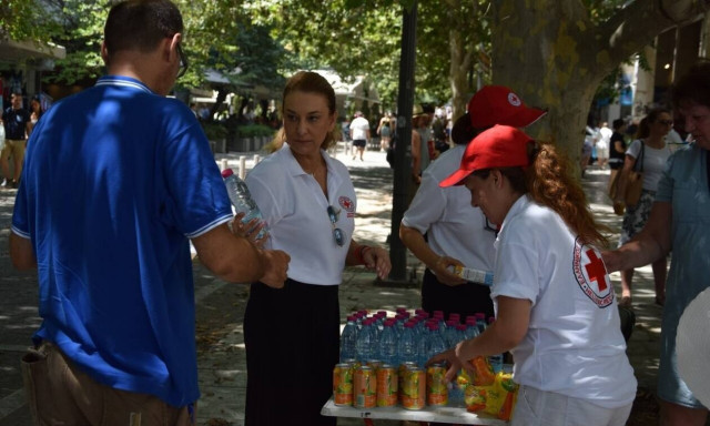 Καύσωνας: Κλιμάκια του Ελληνικού Ερυθρού Σταυρού για παροχή βοήθειας στο κέντρο της Αθήνας 