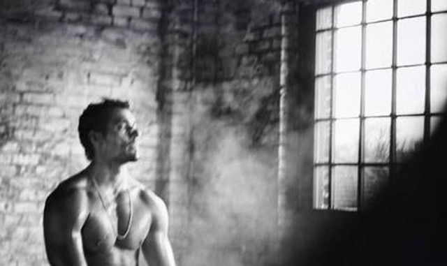 Ντέιβιντ Γκάντι: Ο πιο σέξι άνδρας στον πλανήτη βρίσκεται στην Ελλάδα! (pics)