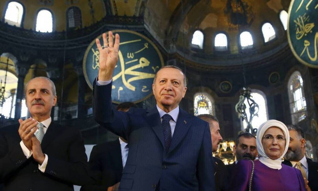 Τι σημαίνει «ραμπιά» και γιατί ο Ερντογάν χαιρετά με τέσσερα δάχτυλα