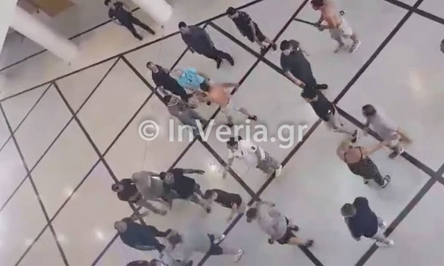 Βέροια: Κακός χαμός στο Δικαστικό Μέγαρο - Άγριο ξύλο, δύο τραυματίες (vid)