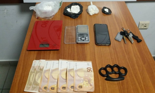 Θεσσαλονίκη: Η Minnie ξετρυπώνει κοκαΐνη σε «πόδι» καναπέ σε σπίτι στην Ευκαρπία (vid)