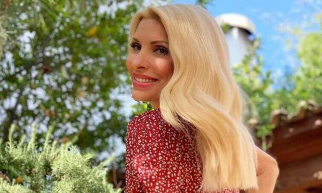 Ελένη Μενεγάκη: Επέστρεψε εκτάκτως στην Αθήνα - Δείτε με ποια συναντήθηκε