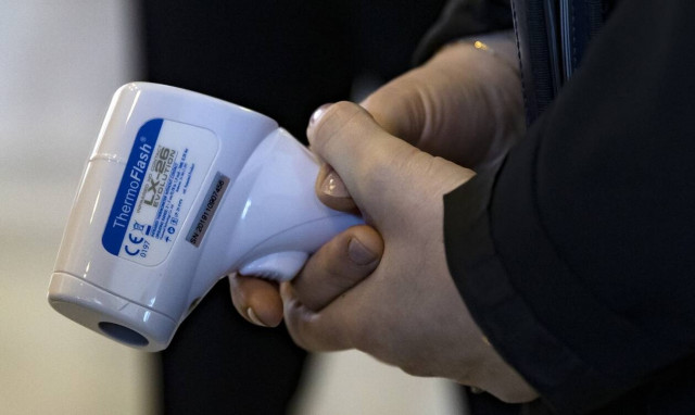 Μπέρδεψε το θερμόμετρο του κορονοϊού με όπλο - Δείτε τι συνέβη